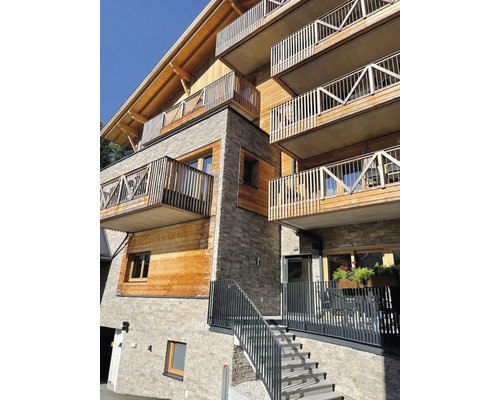 Vícepodlažní budova s balkony a kamenným schodištěm