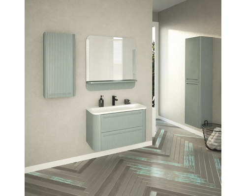 Koupelna s umyvadlem, zrcadlem, závěsnou skříňkou a vysokou skříňkou ve světlém designu