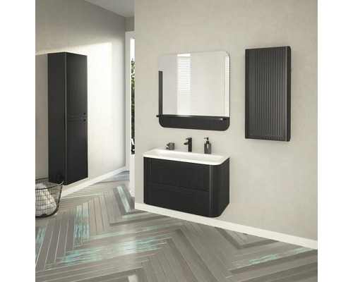 Moderní koupelna s umyvadlovou skříňkou, zrcadlem, závěsnou skříňkou a radiátorem