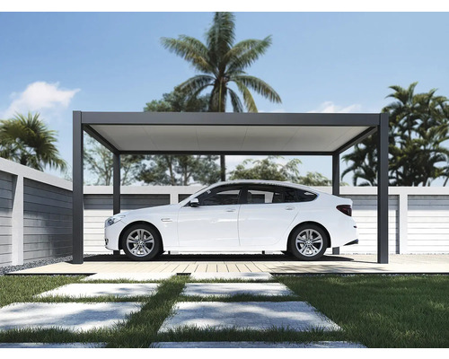 Moderní carport s autem na zahradě