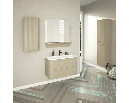 Světlá koupelna s umyvadlovou skříňkou, zrcadlem, závěsnou skříňkou a vysokou skříňkou