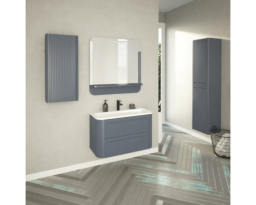 Koupelna s umyvadlovou skříňkou, zrcadlem, zrcadlovou skříňkou a vysokou skříňkou