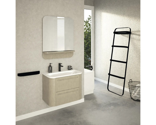 Koupelna s umyvadlem, zrcadlem, držákem na ručníky a žebříkem na ručníky