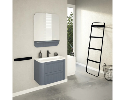 Koupelna s umyvadlovou skříňkou, zrcadlem, držákem na ručníky, žebříkem na ručníky a košem na prádlo