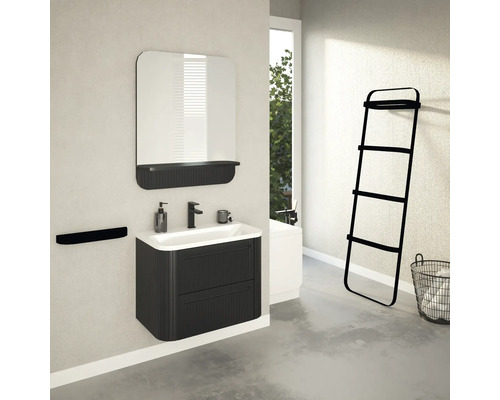 Koupelna s umyvadlem, zrcadlem, držákem na ručníky a žebříkem na ručníky