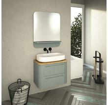 Moderní koupelna s umyvadlem, zrcadlem a košem na ručníky