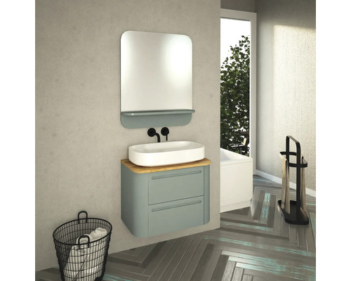 Moderní koupelna s umyvadlem, zrcadlem a košem na ručníky