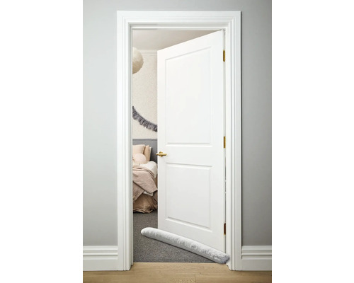 Interiérový pohled s dveřmi, zárubní a ochranou proti průvanu