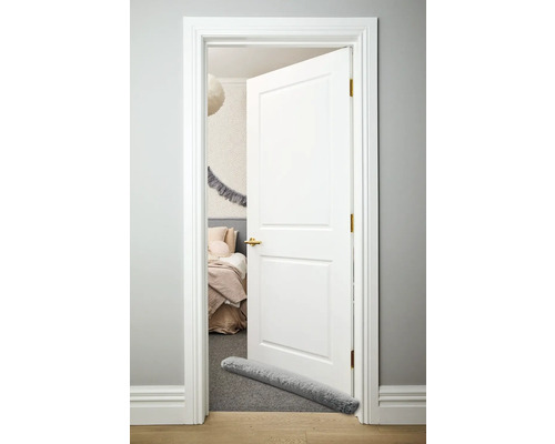 Scéna s dřevěnými interiérovými dveřmi a výhledem na ložnici