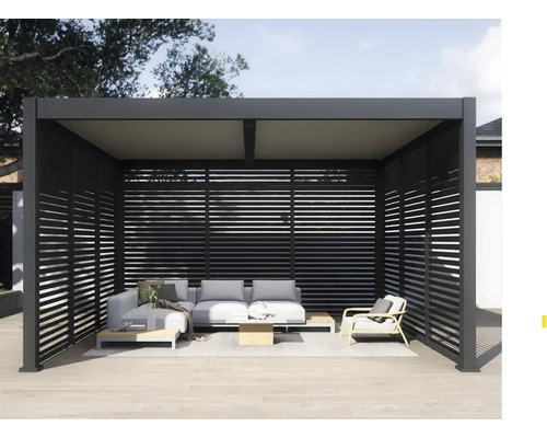 Pergola s lamelovými stěnami a zahradním nábytkem na terase