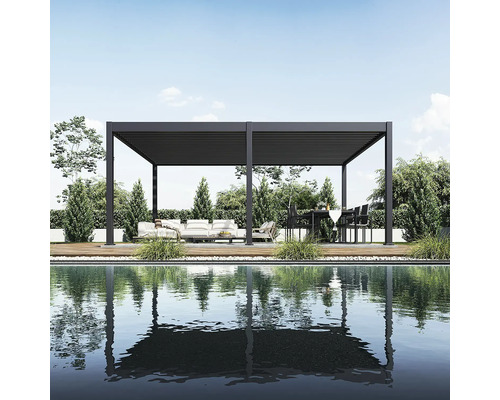 Volně stojící pergola s posezením a jídelním stolem vedle bazénu