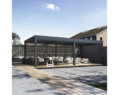 Scéna s šedou pergolou s lamelovou střechou, zahradním nábytkem a kamennou terasou