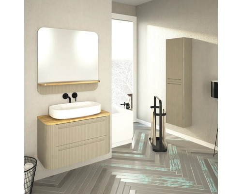 Koupelna s umyvadlovou skříňkou, zrcadlem, vysokou skříní a vanou