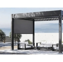 Pergola se spuštěnou boční stěnou a zahradním nábytkem na terase