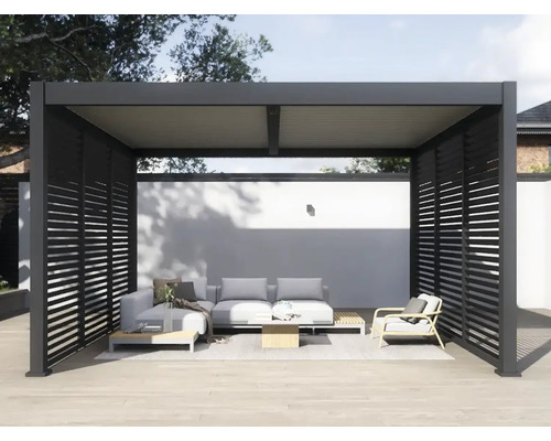 Moderní zahradní posezení s pergolou, zahradním nábytkem a lamelovými stěnami po stranách