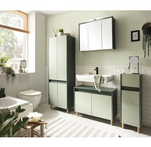 Světlá koupelna s umyvadlem, zrcadlovou skříňkou, vysokou komodou a spodní skříňkou