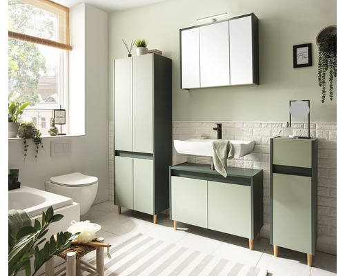 Světlá koupelna s umyvadlem, zrcadlovou skříňkou, vysokou komodou a spodní skříňkou