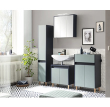 Světlá koupelna s umyvadlovou skříňkou, zrcadlovou skříňkou a vysokou skříňkou v moderním designu