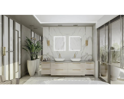 Světlá koupelna s dvojitým umyvadlem, osvětlenými zrcadly a velkými pokojovými rostlinami