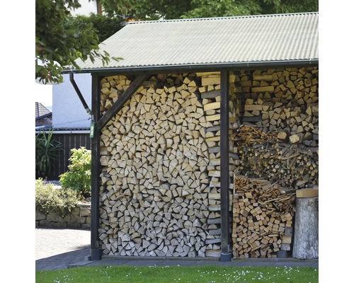 Dřevník s naskládaným palivovým a podpalovým dřívím