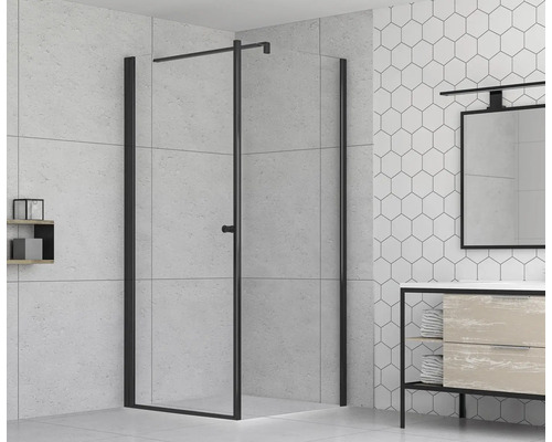 Sprchová zástěna s černým rámem v koupelně