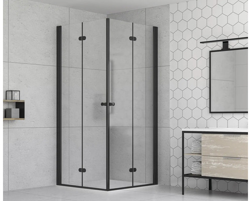 Rohová sprcha s černým rámem ve světlé koupelně.