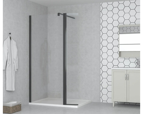 Koupelna se sprchovým koutem s černým rámem, umyvadlem a bílým županem