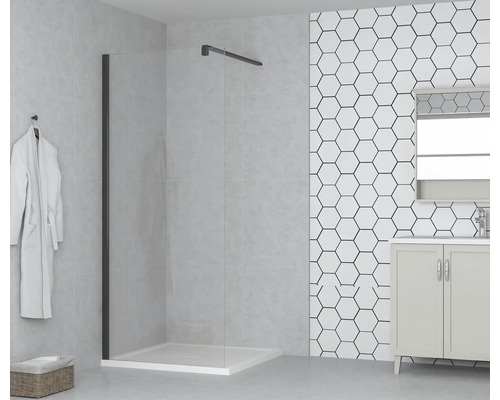 Koupelna se sprchovým koutem, skříňkou pod umyvadlo a zrcadlem