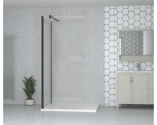 Koupelna s walk-in sprchou, umyvadlovou skříňkou a radiátorem