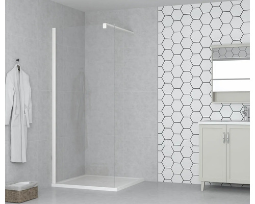 Moderní koupelna se sprchovou zástěnou, umyvadlem a zrcadlem