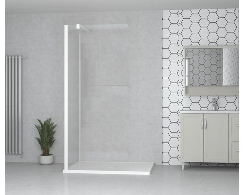 Koupelna se sprchovou zástěnou, skříňkou pod umyvadlo a zrcadlem