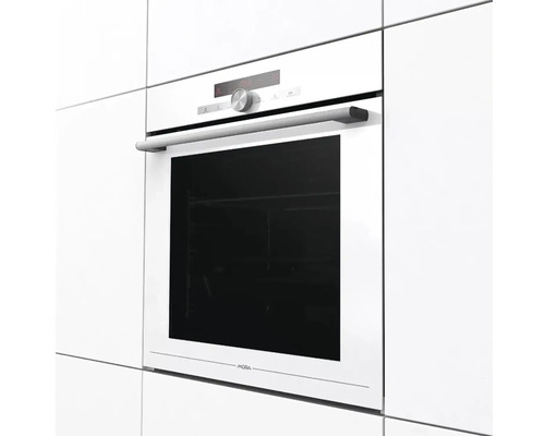 Bílá vestavná trouba v kuchyni