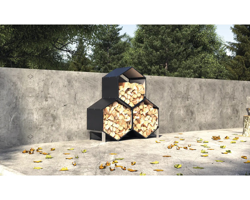 Regál na uskladnění dřeva s poleny na zahradě