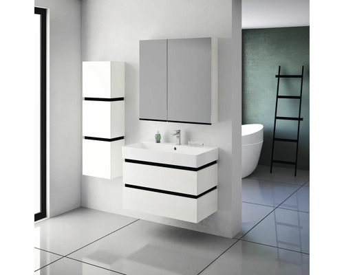 Moderní koupelna s umyvadlem, zrcadlovou skříňkou a vysokou skříňkou