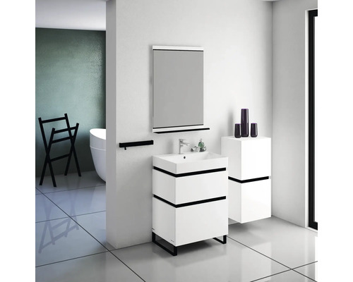 Moderní koupelna s umyvadlovou skříňkou, zrcadlem a držákem na ručníky