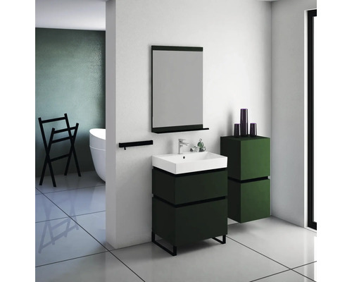 Koupelna s umyvadlem, zrcadlem, držákem na ručníky a vanou