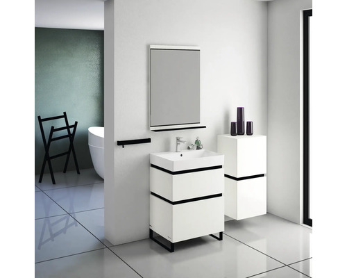 Moderní koupelna s umyvadlem, zrcadlem a držákem na ručníky