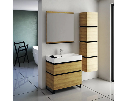 Koupelna s umyvadlovou skříňkou, zrcadlem a vysokou skříní ve vzhledu dřeva