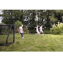 Scéna na zahradě s hrajícími si dětmi, fotbalem a fotbalovými brankami