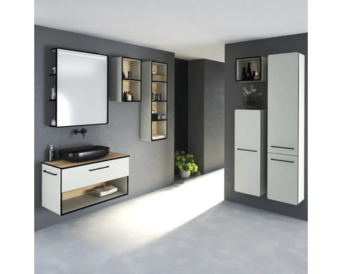 Moderní koupelna s umyvadlem, zrcadlem, zrcadlovou skříňkou a vysokými skříněmi na koupelnové potřeby