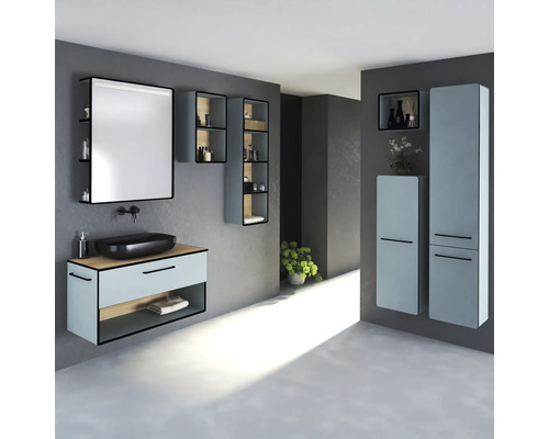 Moderní koupelna s umyvadlem, zrcadlem, policemi a vysokými skříňkami ve světlém designu