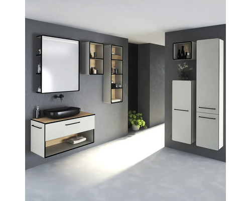 Světlá koupelna s umyvadlem, zrcadlem, závěsnými skříňkami a vysokými skříněmi v moderním designu