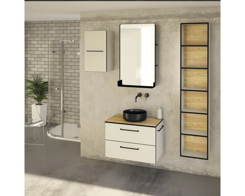 Moderní koupelna s umyvadlem, zrcadlovou skříňkou a regálem