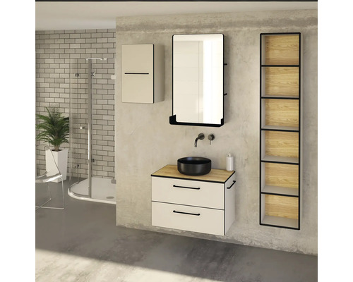 Koupelna s umyvadlem, zrcadlem, vysokou skříňkou a regálem