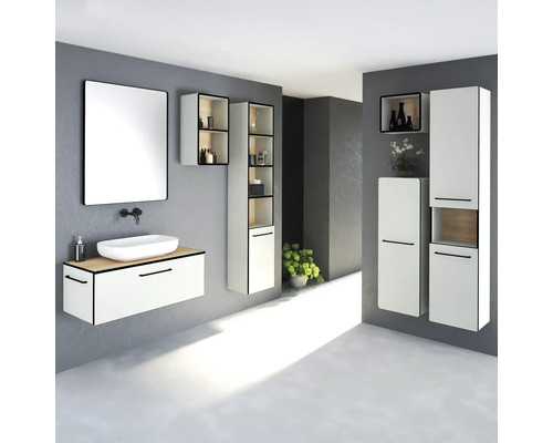 Moderní koupelna s umyvadlem, zrcadlem, závěsnými skříňkami a úložnými prvky