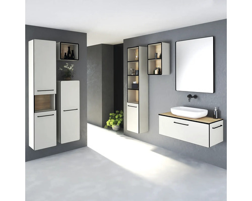 Koupelna s umyvadlem, zrcadlem, skříňkou pod umyvadlo a vysokými skříněmi v moderním designu.