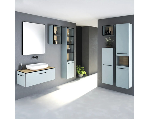 Moderní koupelna s umyvadlem, zrcadlem, závěsnými skříňkami a policemi na koupelnové produkty