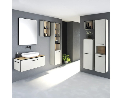 Koupelna s umyvadlem, zrcadlem a vysokými skříněmi