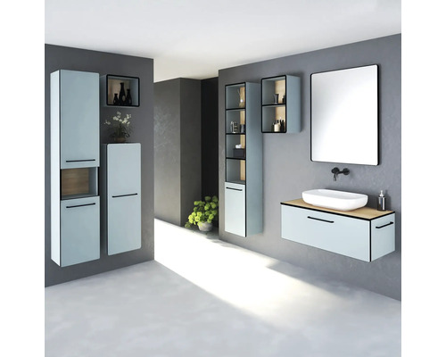 Moderní koupelna s umyvadlem, zrcadlem a vysokými skříněmi