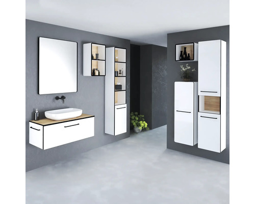 Moderní koupelna s umyvadlem, zrcadlem a různými skříněmi pro úložný prostor.